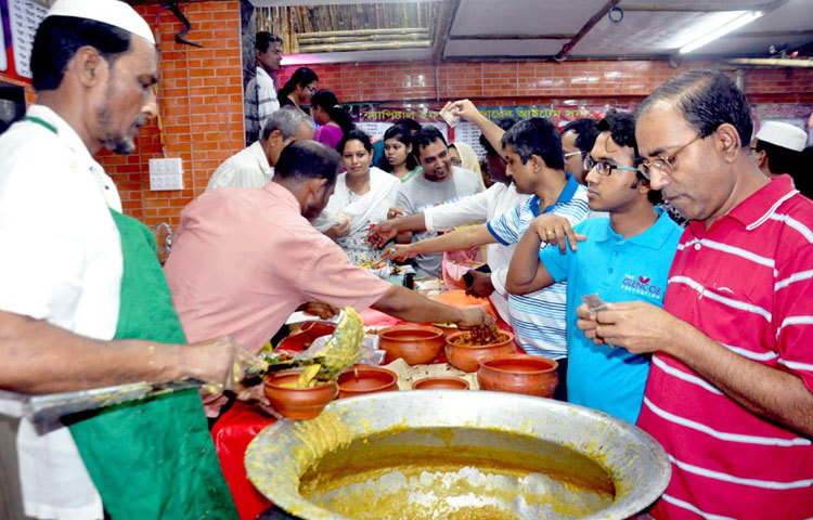 রমজানের প্রথম দিনেই রাজধানীর বেইলি রোডে বাহারি সব ইফতারির পসরা সাজিয়ে বসেছেন বিক্রেতারা