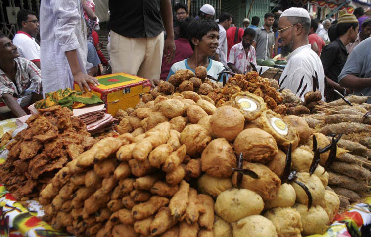 পবিত্র মাহে রমজান মাস এলেই ব্যস্ত হয়ে পড়ে রাজধানীর চকবাজার। শুক্রবার রমজানের প্রথম দিনই বাহারি সব ইফতারির পসরা সাজানো হয় বাজারটিতে
