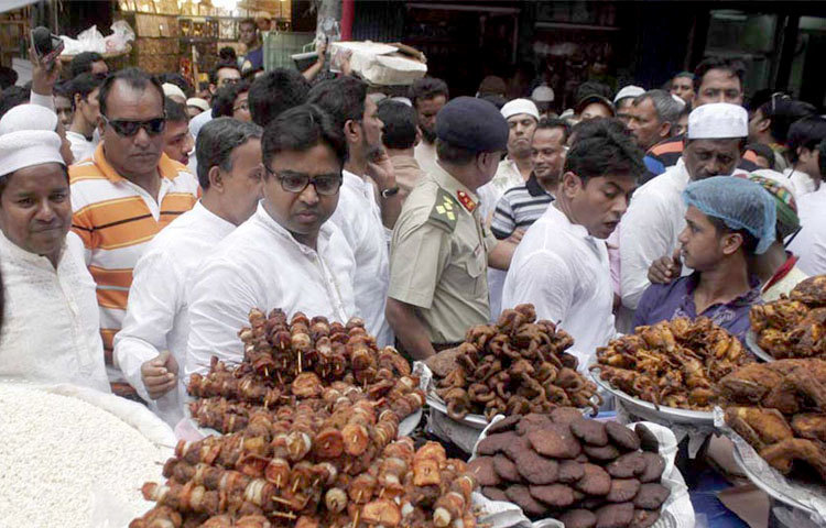 পবিত্র মাহে রমজান মাস এলেই ব্যস্ত হয়ে পড়ে রাজধানীর চকবাজার। শুক্রবার রমজানের প্রথম দিনই বাহারি সব ইফতারির পসরা সাজানো হয় বাজারটিতে