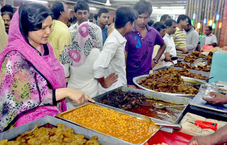 রমজানের প্রথম দিনেই রাজধানীর বেইলি রোডে বাহারি সব ইফতারির পসরা সাজিয়ে বসেছেন বিক্রেতারা