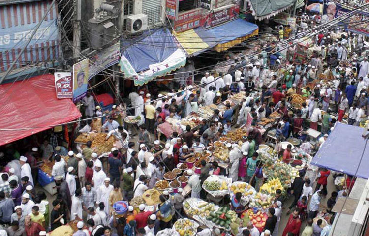 পবিত্র মাহে রমজান মাস এলেই ব্যস্ত হয়ে পড়ে রাজধানীর চকবাজার। শুক্রবার রমজানের প্রথম দিনই বাহারি সব ইফতারির পসরা সাজানো হয় বাজারটিতে