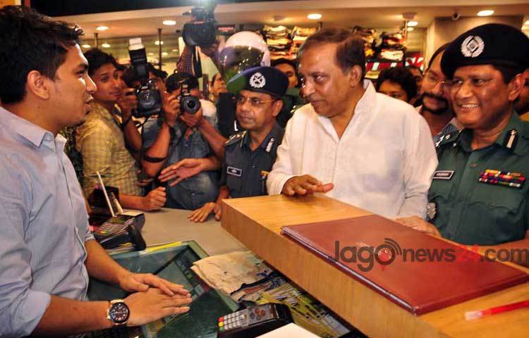 শনিবার বিকেলে রাজধানীর বসুন্ধরা সিটি শপিং মল ও এর আশপাশের নিরাপত্তা ব্যবস্থা পরিদর্শন করেন স্বরাষ্ট্র প্রতিমন্ত্রী আসাদুজ্জামান খান কামাল