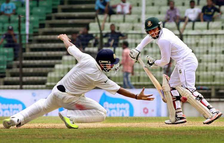 শনিবার ফতুল্লা খান সাহেব ওসমান আলী স্টেডিয়ামে বৃষ্টি বিঘ্নিত ম্যাচে ব্যাট-বলের চেয়ে বৃষ্টির সঙ্গেই বেশি লড়তে হয়েছে বাংলাদেশ ও ভারতের ক্রিকেটারদের