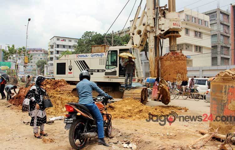 ধীরগতিতে ফ্লাইওভারের কাজ চলায় রাজধানীর মালিবাগ, শান্তিনগর, বেইলি রোডে অসহনীয় যানজটে অতিষ্ট হয়ে উঠেছে নগরবাসী।&nbsp;