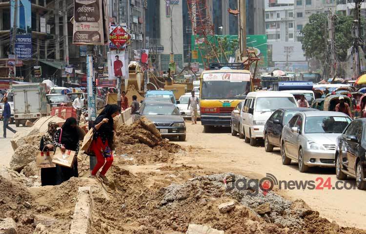 ধীরগতিতে ফ্লাইওভারের কাজ চলায় রাজধানীর মালিবাগ, শান্তিনগর, বেইলি রোডে অসহনীয় যানজটে অতিষ্ট হয়ে উঠেছে নগরবাসী।&nbsp;
