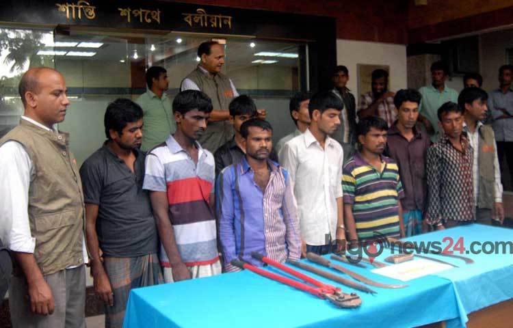 রাজধানীতে ডাকাত সর্দার ইব্রাহীমসহ ৯ ডাকাতকে আটক করেছে ঢাকা মহানগর গোয়েন্দা পুলিশ (ডিবি)। এ সময় তাদের কাছ থেকে চার ভরি স্বর্ণালংকার উদ্ধার করা হয়