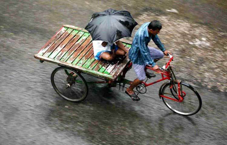 শনিবার সকাল থেকে শুরু হওয়া বৃষ্টিতে সৃষ্ট জলাবদ্ধতা রাজধানীবাসীকে করেছে নাকাল