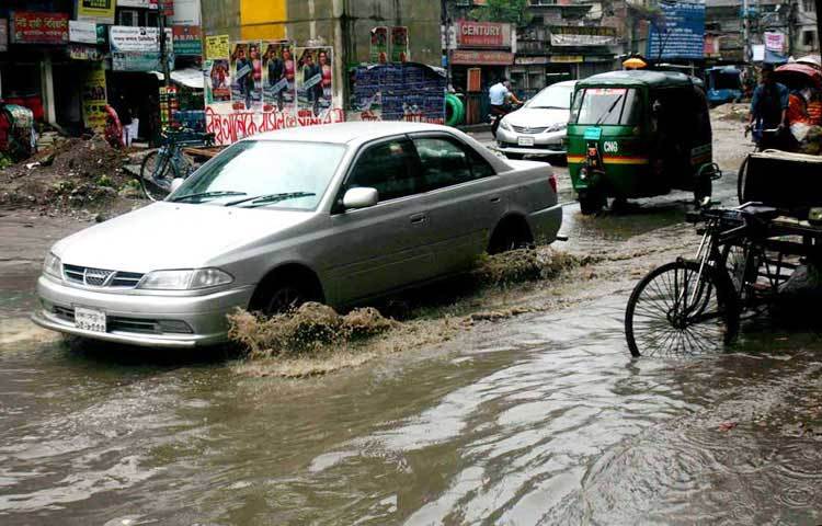 শনিবার সকাল থেকে শুরু হওয়া বৃষ্টিতে সৃষ্ট জলাবদ্ধতা রাজধানীবাসীকে করেছে নাকাল