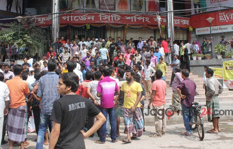 শনিবার সকালে কর্ণফুলি গার্ডেন সিটির চতুর্থ তলার একটি খাবারের দোকানে অগ্নিকাণ্ডের সূত্রপাত হয়। পরে ফায়ার সার্ভিসের ৭টি ইউনিটের চেষ্টায় আগুন নিয়ন্ত্রণে আসে