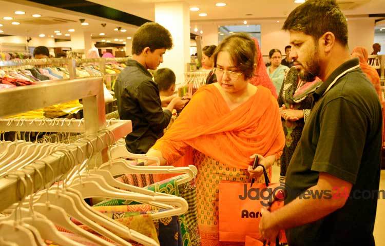 পবিত্র ঈদুল ফিতরকে সামনে রেখে ক্রেতাদের ভিড়ে জমজমাট হয়ে উঠেছে রাজধানীর বিভিন্ন শো রুম। ছবিটি গুলশানের আড়ং থেকে তোলা।&nbsp;