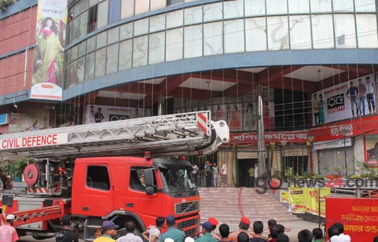 শনিবার সকালে কর্ণফুলি গার্ডেন সিটির চতুর্থ তলার একটি খাবারের দোকানে অগ্নিকাণ্ডের সূত্রপাত হয়। পরে ফায়ার সার্ভিসের ৭টি ইউনিটের চেষ্টায় আগুন নিয়ন্ত্রণে আসে