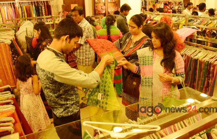 পবিত্র ঈদুল ফিতরকে সামনে রেখে ক্রেতাদের ভিড়ে জমজমাট হয়ে উঠেছে রাজধানীর বিভিন্ন শো রুম। ছবিটি গুলশানের আড়ং থেকে তোলা।&nbsp;