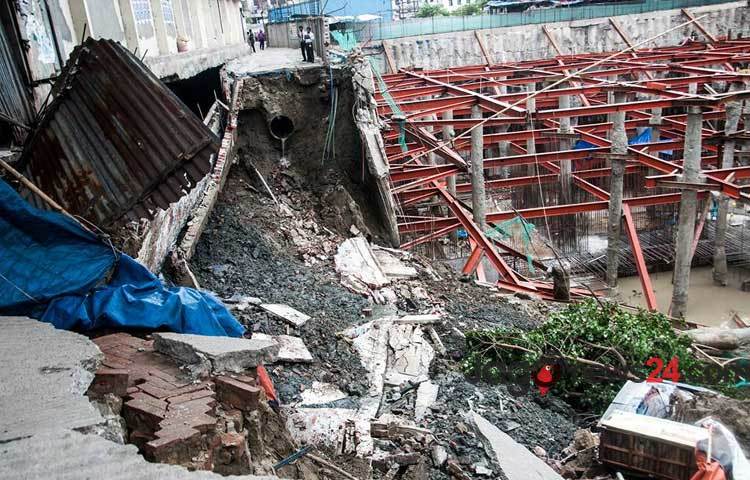 রাজধানী পান্থপথে নির্মাণাধীন ভবনের জন্য করা পাইলিংয়ের গর্তে হোটেল সুন্দরবনের সীমানা প্রাচীর ও সড়কের একাংশ বুধবার সকালে ধসে পড়ে।