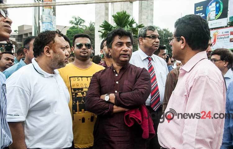 রাজধানী পান্থপথে নির্মাণাধীন ভবনের জন্য করা পাইলিংয়ের গর্তে হোটেল সুন্দরবনের সীমানা প্রাচীর ও সড়কের একাংশ বুধবার সকালে ধসে পড়ে।