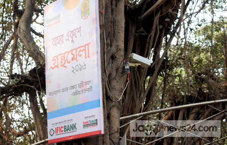 সিসি ক্যামেরার মাধ্যমে সার্বক্ষণিকভাবে পর্যবেক্ষণ করা হচ্ছে বইমেলার সার্বিক কার্যক্রম। ছবি : বিপ্লব দিক্ষিৎ