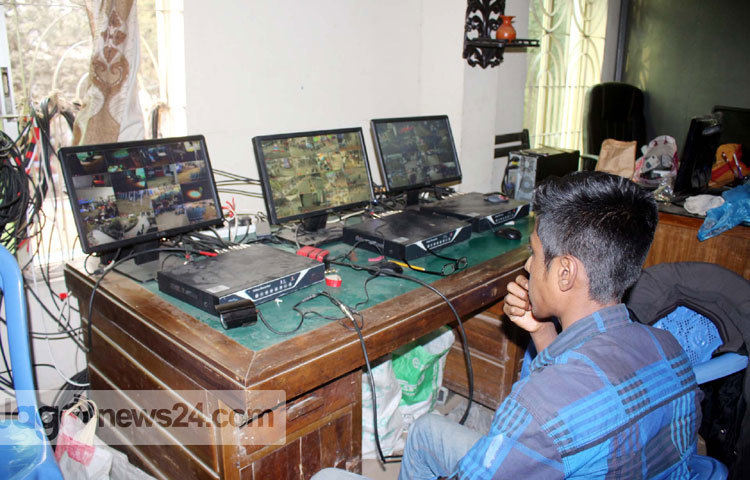 সিসি ক্যামেরার মাধ্যমে সার্বক্ষণিকভাবে পর্যবেক্ষণ করা হচ্ছে বইমেলার সার্বিক কার্যক্রম। ছবি : বিপ্লব দিক্ষিৎ