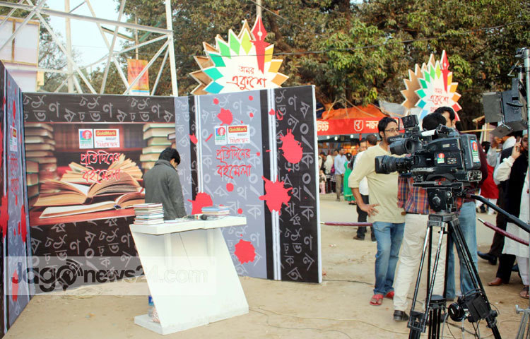 বিভিন্ন চ্যানেলের সংবাদকর্মীরা বইমেলার খবর সরাসরি প্রচারে ব্যস্ত। ছবি : বিপ্লব দিক্ষিৎ