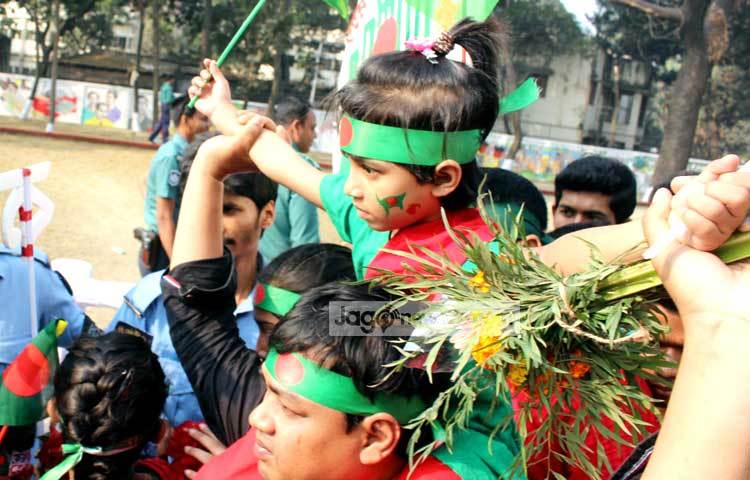 আন্তর্জাতিক মতৃভাষা দিবসে কেন্দ্রীয় শহীদ মিনারে শ্রদ্ধা জানাতে মানুষের ঢল নামে। ছবি : বিপ্লব দিক্ষিৎ