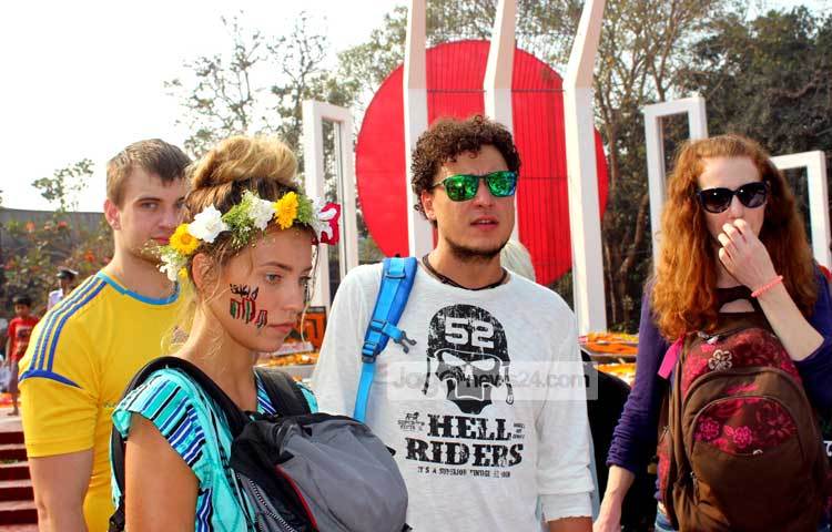 বাংলাদেশে বসবাসরত অনেক বিদেশীরাও কেন্দ্রীয় শহীদ মিনারে শ্রদ্ধা জানাতে শ্রদ্ধা জানতে আসে। ছবি : বিপ্লব দিক্ষিৎ