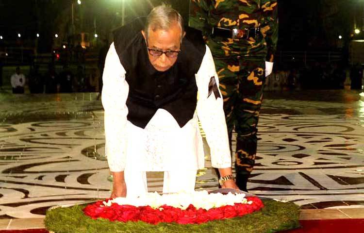 একুশের প্রথম প্রহরে কেন্দ্রীয় শহীদ মিনারে ভাষা শহীদদের প্রতি ফুল দিয়ে শ্রদ্ধা জানান রাষ্ট্রপতি মো. আবদুল হামিদ
&nbsp;