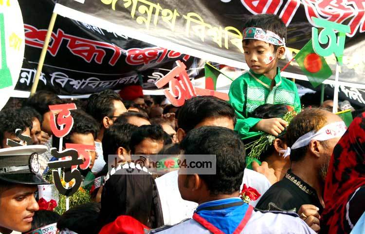 আন্তর্জাতিক মতৃভাষা দিবসে কেন্দ্রীয় শহীদ মিনারে শ্রদ্ধা জানাতে মানুষের ঢল নামে। ছবি : বিপ্লব দিক্ষিৎ