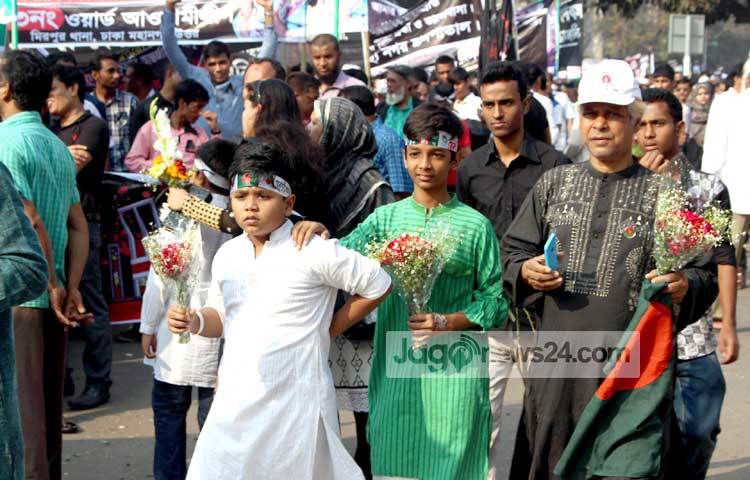 আন্তর্জাতিক মতৃভাষা দিবসে কেন্দ্রীয় শহীদ মিনারে শ্রদ্ধা জানাতে মানুষের ঢল নামে। ছবি : বিপ্লব দিক্ষিৎ