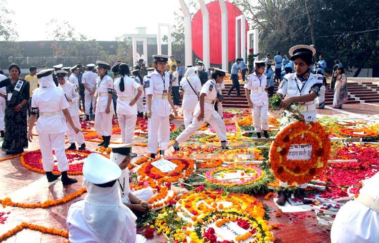 আন্তর্জাতিক মতৃভাষা দিবসে কেন্দ্রীয় শহীদ মিনারে শ্রদ্ধা জানাতে মানুষের ঢল নামে। ছবি : বিপ্লব দিক্ষিৎ