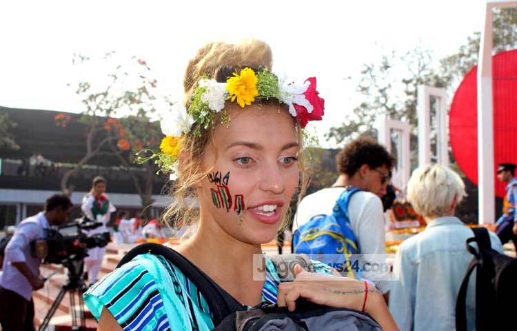 বাংলাদেশে বসবাসরত অনেক বিদেশীরাও কেন্দ্রীয় শহীদ মিনারে শ্রদ্ধা জানাতে শ্রদ্ধা জানতে আসে। ছবি : বিপ্লব দিক্ষিৎ