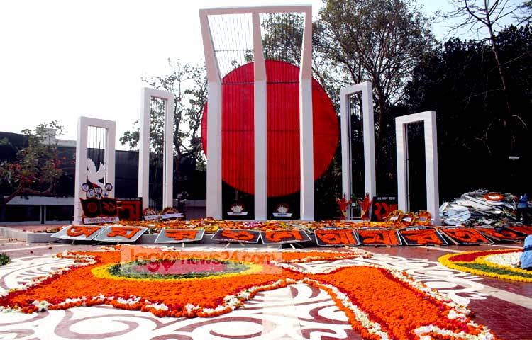 আন্তর্জাতিক মতৃভাষা দিবসে কেন্দ্রীয় শহীদ মিনারে শ্রদ্ধা জানাতে মানুষের ঢল নামে। ছবি : বিপ্লব দিক্ষিৎ