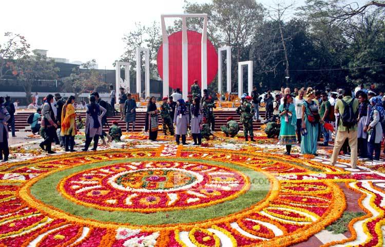 আন্তর্জাতিক মতৃভাষা দিবসে কেন্দ্রীয় শহীদ মিনারে শ্রদ্ধা জানাতে মানুষের ঢল নামে। ছবি : বিপ্লব দিক্ষিৎ