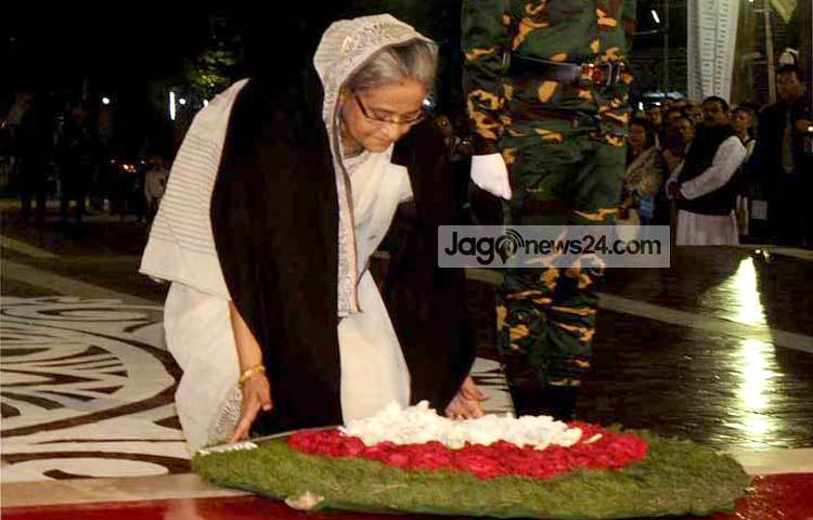 একুশের প্রথম প্রহরে কেন্দ্রীয় শহীদ মিনারে ভাষা শহীদদের প্রতি ফুল দিয়ে শ্রদ্ধা জানান&nbsp; প্রধানমন্ত্রী শেখ হাসিনা।