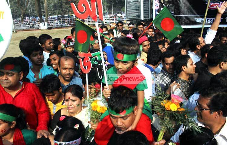 আন্তর্জাতিক মতৃভাষা দিবসে কেন্দ্রীয় শহীদ মিনারে শ্রদ্ধা জানাতে মানুষের ঢল নামে। ছবি : বিপ্লব দিক্ষিৎ