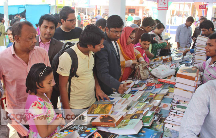 ক্লান্তিহীনভাবে পছন্দের বই বাছাই করছেন পাঠকরা। ছবি : বিপ্লব দিক্ষিৎ