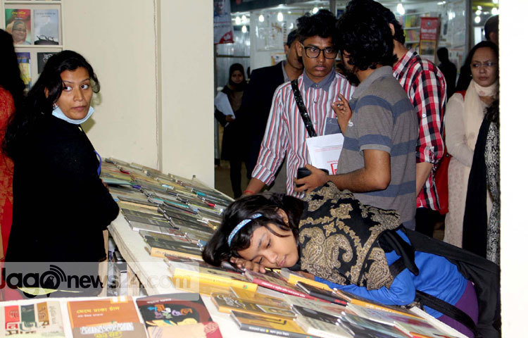 বইয়ের সঙ্গে মিতালী। এর চেয়ে আর মধুর ছবি আর হয় না! ছবি : বিপ্লব দিক্ষিৎ