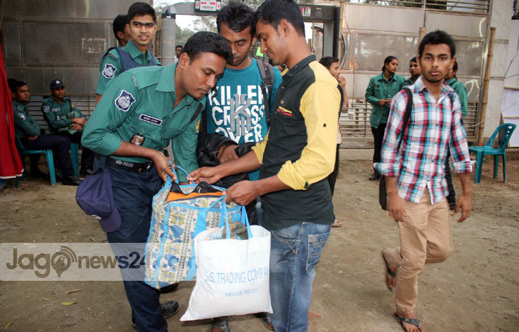 বইমেলার প্রবেশ পথে নিরাপত্তার জন্য তল্লাশি চালাচ্ছে পুলিশ। ছবি : বিপ্লব দিক্ষিৎ