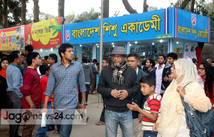 কাঙ্খিত স্টলের সন্ধানে ছুটছেন পাঠক। ছবি : বিপ্লব দিক্ষিৎ