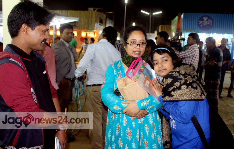 মায়ের সঙ্গে বই মেলায়। পুরো বইমেলা ঘুরতে ঘুরতে একটু বুঝি ক্লান্তি লাগছে শিশুটির। ছবি : বিপ্লব দিক্ষিৎ
&nbsp;