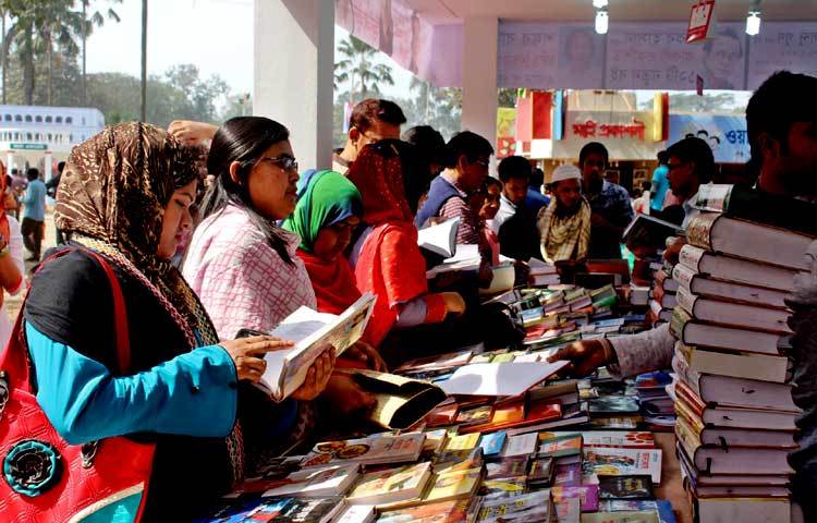 এই স্টলটিতে বই বিক্রির ধুম পড়েছে। ছবি : বিপ্লব দিক্ষিৎ