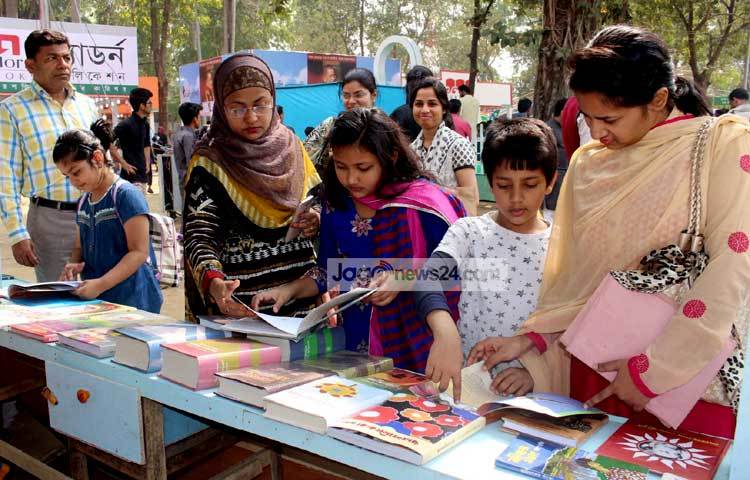 &nbsp;শিশুরা তাদের পছন্দের বই বাছাই করছে। ছবি : বিপ্লব দিক্ষিৎ