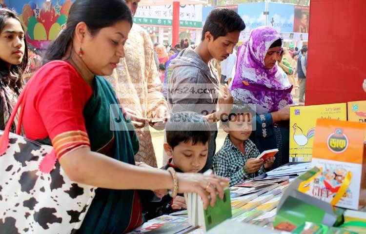 শিশুরা তাদের পছন্দের বই বাছাই করছে। ছবি : বিপ্লব দিক্ষিৎ