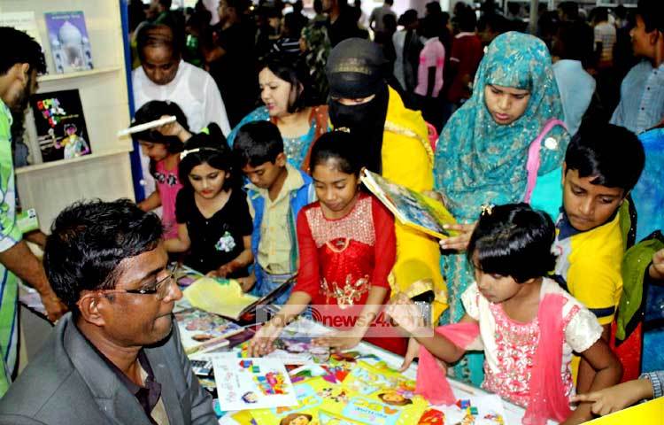 বইমেলায় শিশুরা তাদের&nbsp; পছন্দের বই খুঁজতে ব্যস্ত। ছবি : বিপ্লব দিক্ষিৎ