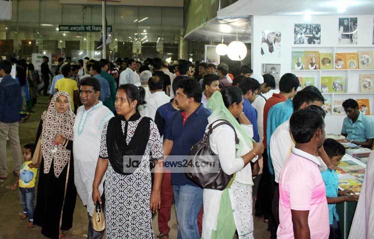 অমর একুশে গ্রন্থ মেলায় প্রতিদিন বিভিন্ন শ্রেণির পাঠকের পদভারে মুখরিত হচেছ। ছবি : বিপ্লব দিক্ষিৎ