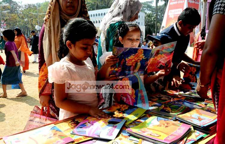 &nbsp;বইমেলায় শিশুরা তাদের&nbsp; পছন্দের বই খুঁজতে ব্যস্ত। ছবি : বিপ্লব দিক্ষিৎ