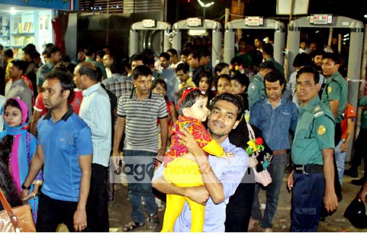 অমর একুশে গ্রন্থ মেলায় প্রতিদিন বিভিন্ন শ্রেণির পাঠকের পদভারে মুখরিত হচেছ। ছবি : বিপ্লব দিক্ষিৎ