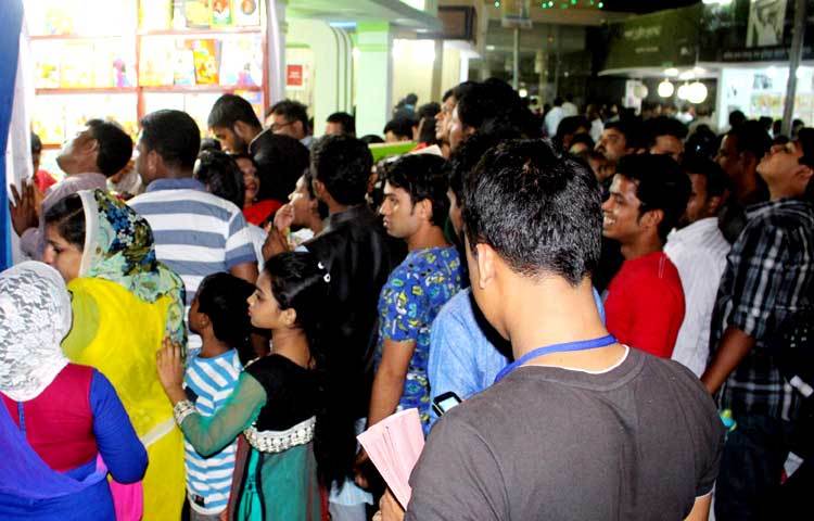 অমর একুশে গ্রন্থ মেলায় প্রতিদিন বিভিন্ন শ্রেণির পাঠকের পদভারে মুখরিত হচেছ। ছবি : বিপ্লব দিক্ষিৎ