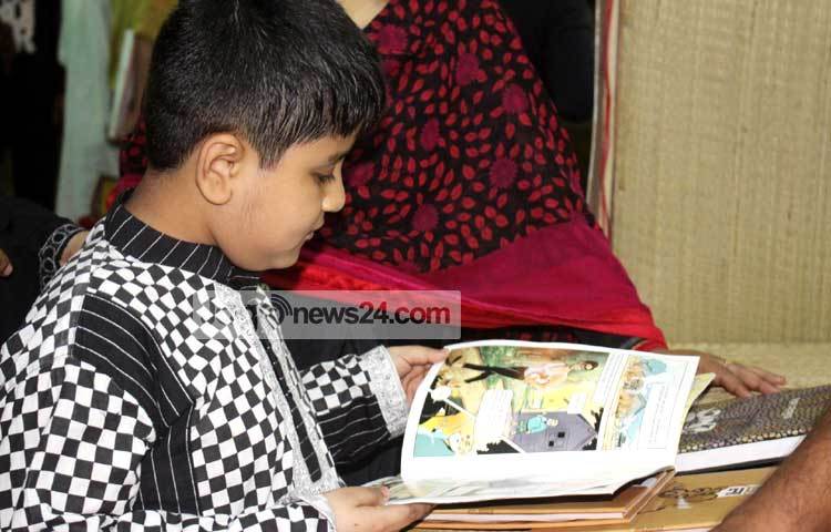 বইমেলায় শিশুরা তাদের&nbsp; পছন্দের বই খুঁজতে ব্যস্ত। ছবি : বিপ্লব দিক্ষিৎ