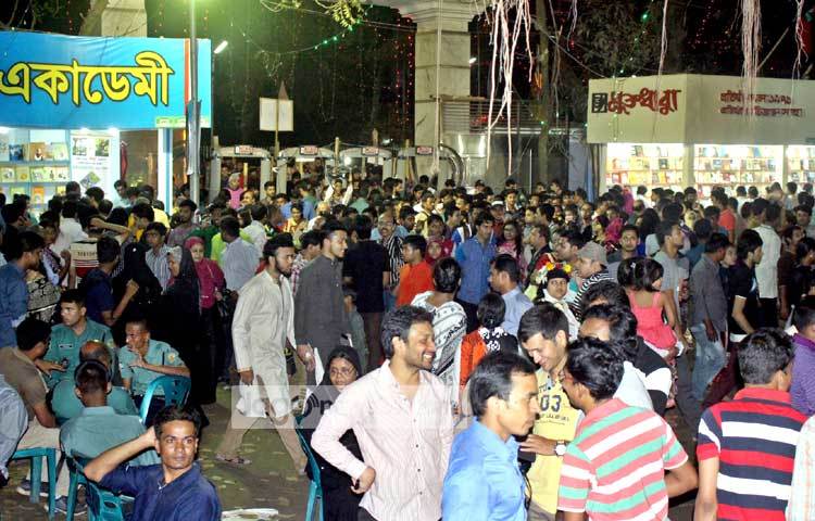 অমর একুশে গ্রন্থ মেলায় প্রতিদিন বিভিন্ন শ্রেণির পাঠকের পদভারে মুখরিত হচেছ। ছবি : বিপ্লব দিক্ষিৎ