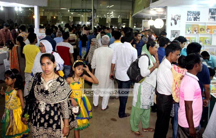 অমর একুশে গ্রন্থ মেলায় প্রতিদিন বিভিন্ন শ্রেণির পাঠকের পদভারে মুখরিত হচেছ। ছবি : বিপ্লব দিক্ষিৎ