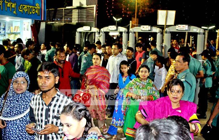 অমর একুশে গ্রন্থ মেলায় প্রতিদিন বিভিন্ন শ্রেণির পাঠকের পদভারে মুখরিত হচেছ। ছবি : বিপ্লব দিক্ষিৎ