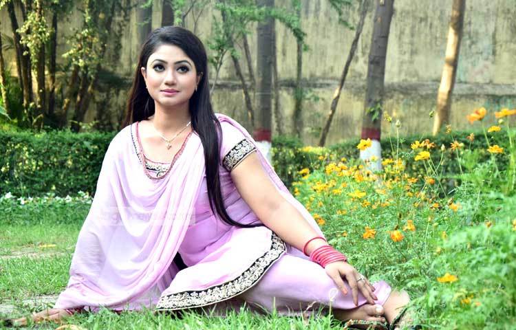 চিত্রনায়িকা আঁচল ক্যারিয়ারের শুরু থেকেই দর্শকদের মানসম্পন্ন ছবি উপহার দিচ্ছেন। ছবি : মাহবুব আলম।